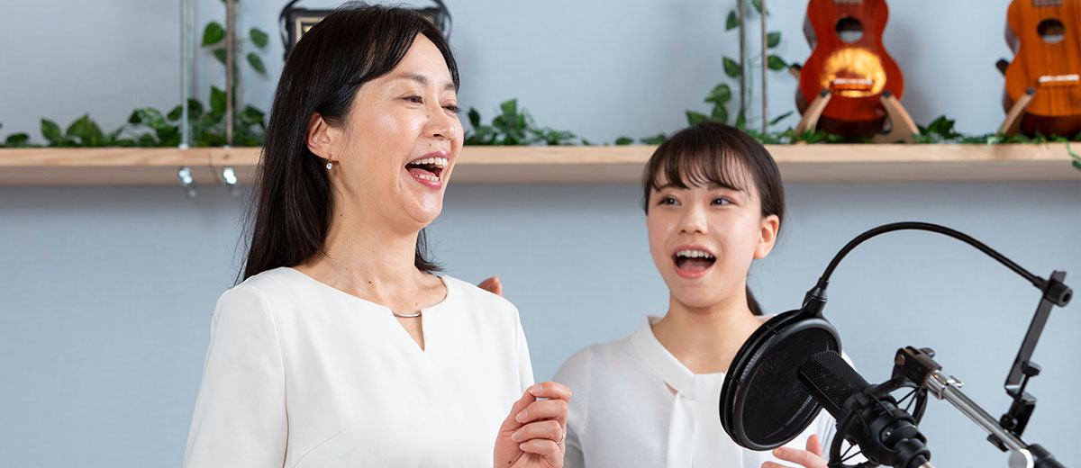 ボーカルレッスンで歌う講師と生徒